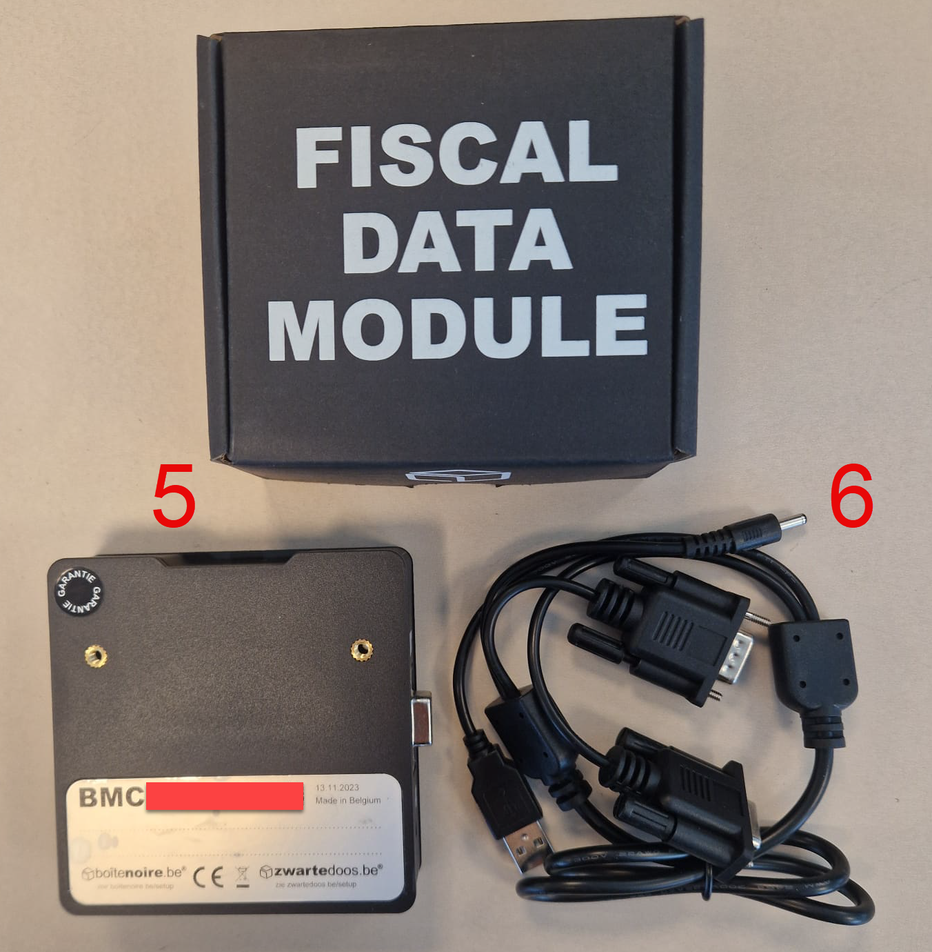 De fiscale data module met kabel