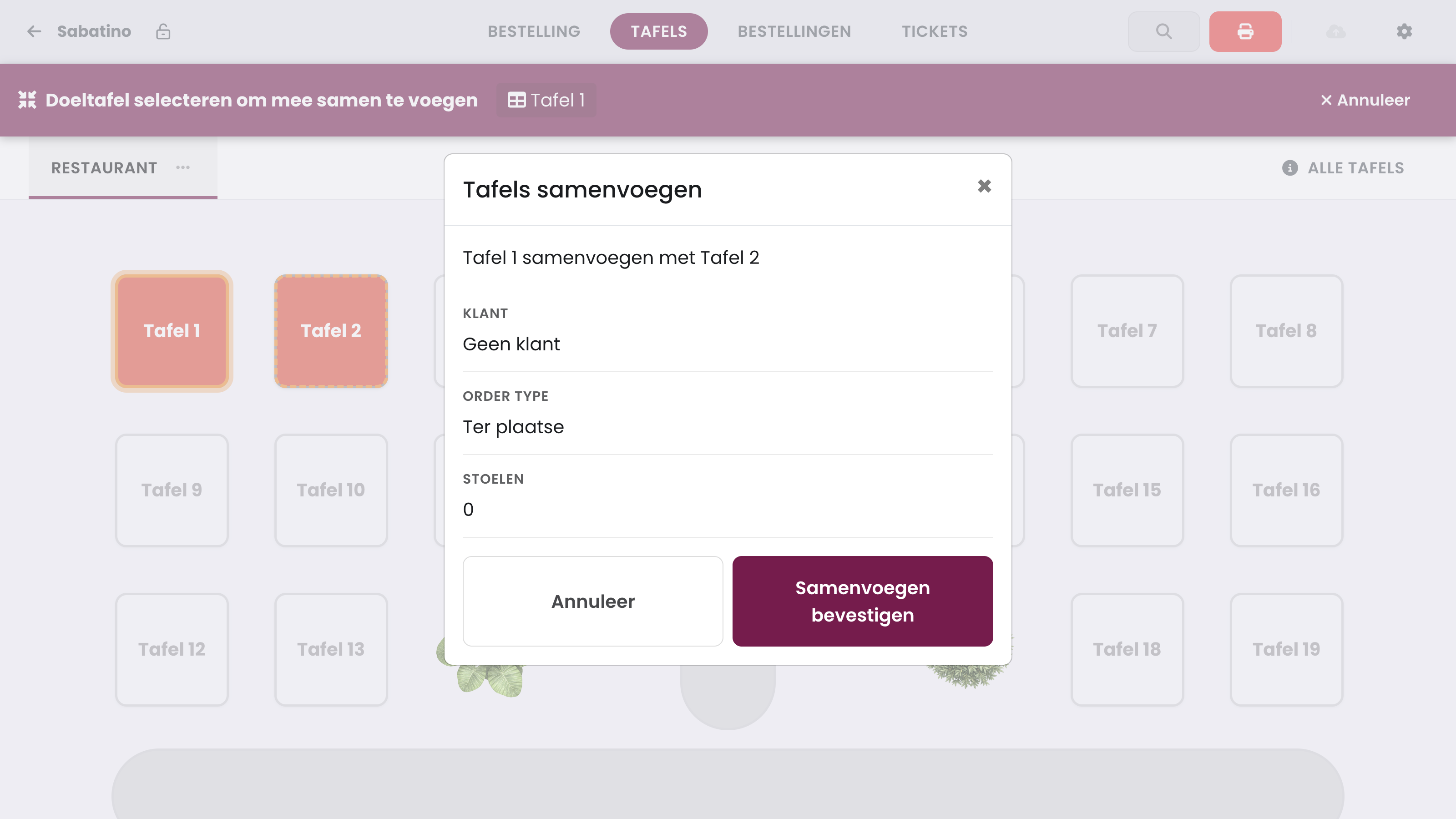 Het venster Tafels samenvoegen toont Klant, Order type en Stoelen van de doeltafel. Tik op Samenvoegen bevestigen.