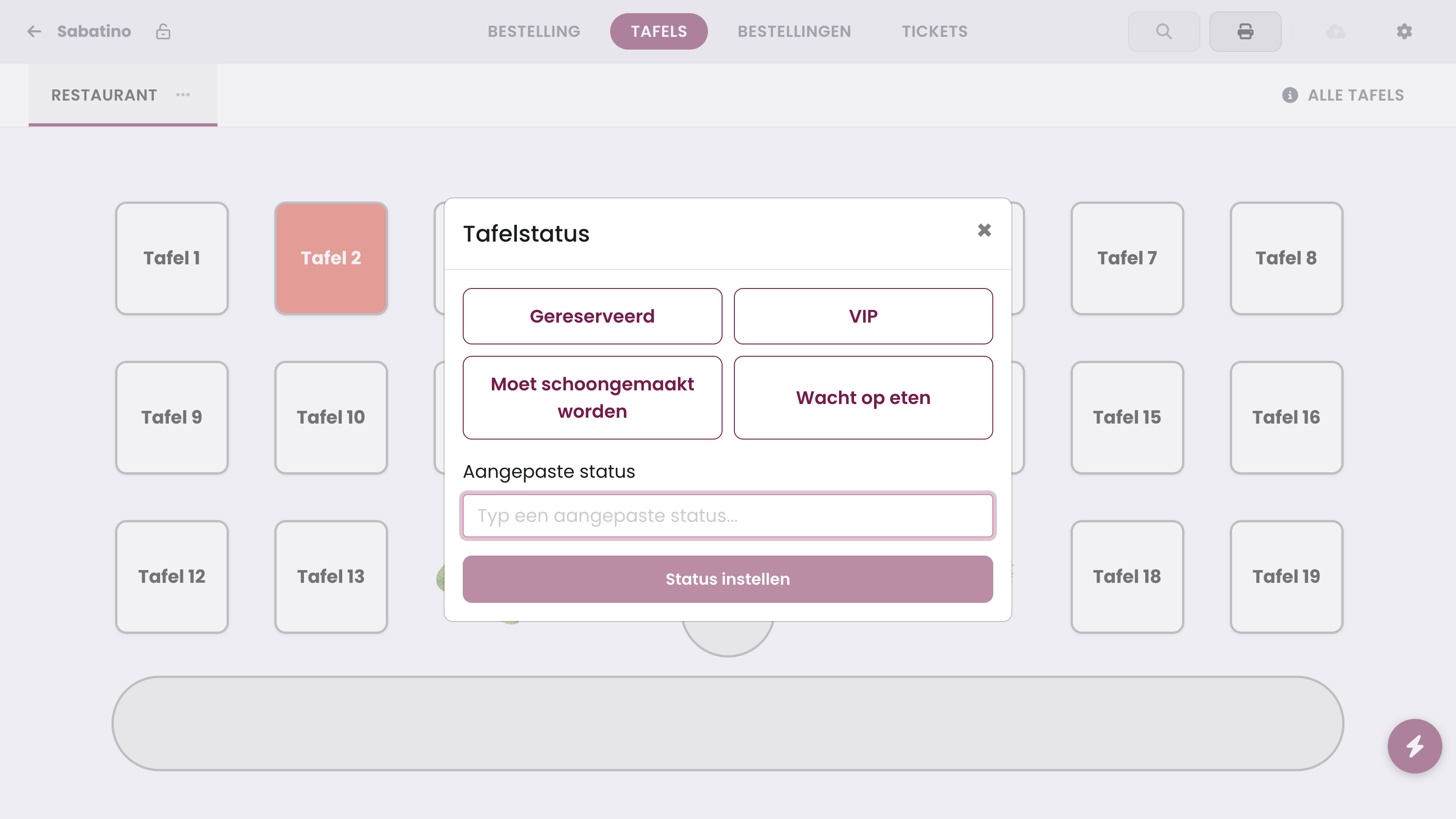 Het venster Tafelstatus: kies Gereserveerd, VIP, Moet schoongemaakt worden of Wacht op eten, of typ een aangepaste status, en tik op Status instellen.